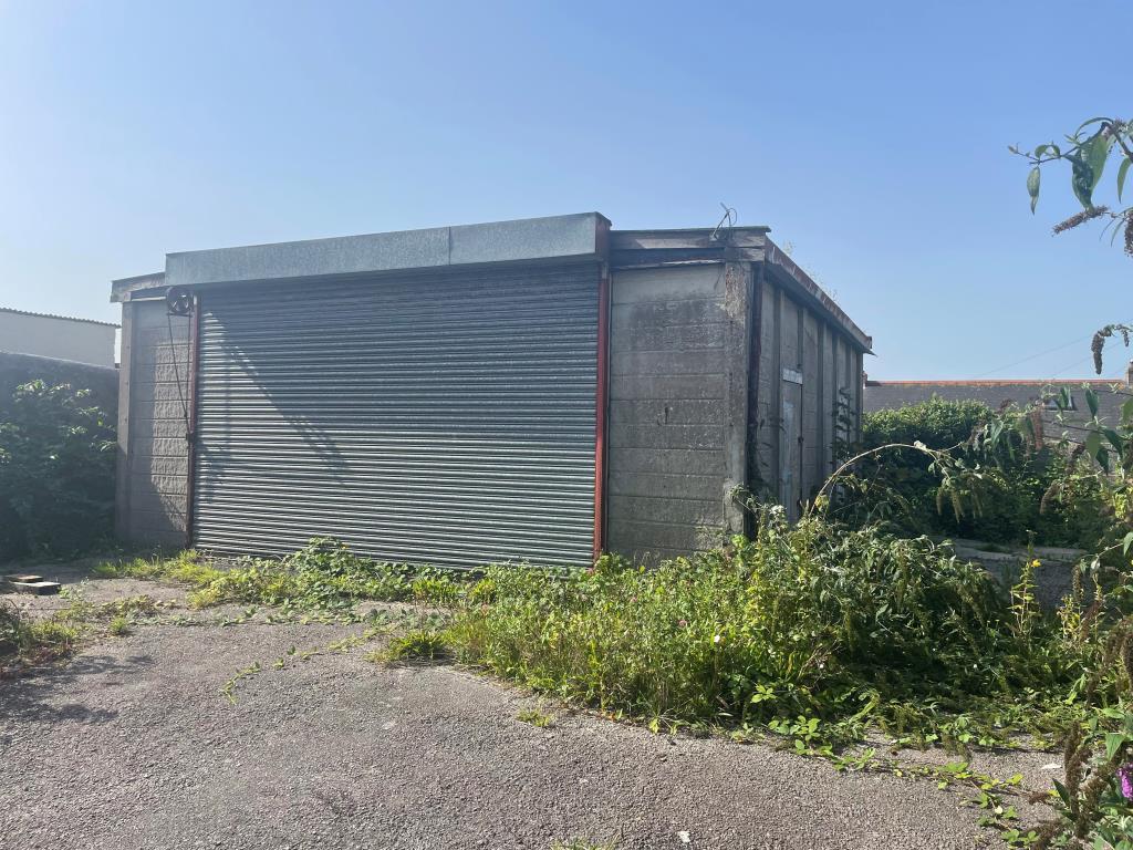 Lot: 129 - BUILDER'S STORE WITH PLANNING - Exterior of store